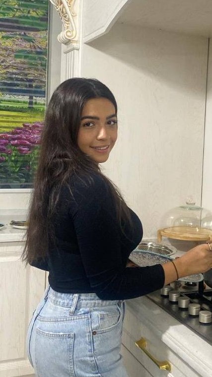 #سارا_تبریزی ۲۰ ساله  زندانی سیاسی سابق که پیکر بی‌جانش روز پنجم فروردین تو خونه پدری‌اش پیدا شد

سارا در هفته‌های پایانی زندگی‌‌اش زیر فشار سنگین روانی ماموران امنیتی بود و چهارم فروردین   به وزارت اطلاعات احضار شده بود
