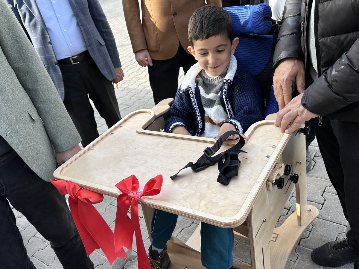 akkadin_batman's tweet photo. Enes’imize, okulda ve günlük hayatında kullanabilmesi, arkadaşlarıyla her yerde rahatça oynayabilmesi için çok amaçlı sandalyesini teslim ettik. Buna vesile olan Bel. Başk. Adayımız Sn. @asebaticeylan a teşekkür ederiz. Yüzünden tebessüm, hayatından güzellikler eksilmesin Enes🖤 https://t.co/lTFLvtf05s