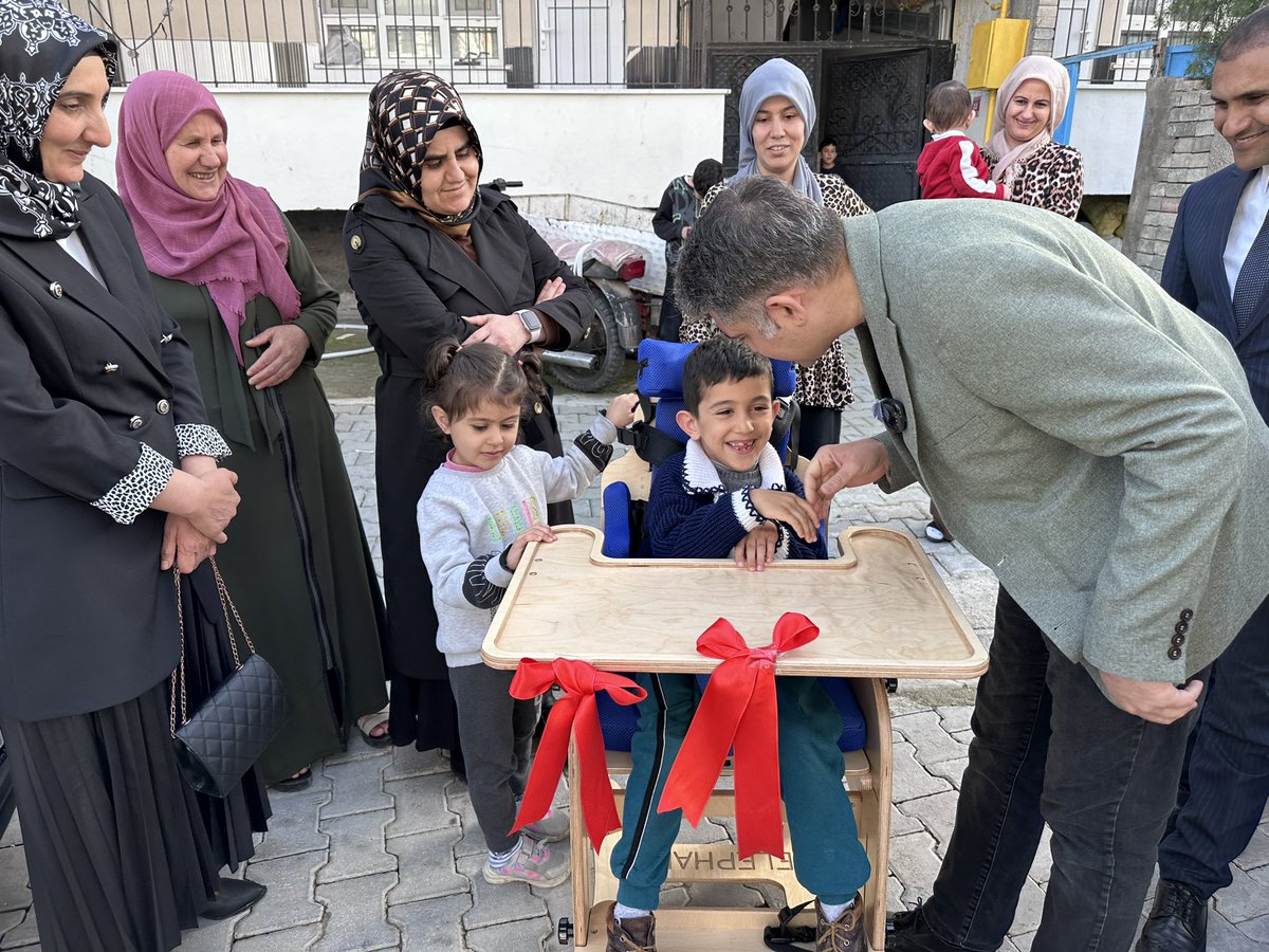 akkadin_batman's tweet photo. Enes’imize, okulda ve günlük hayatında kullanabilmesi, arkadaşlarıyla her yerde rahatça oynayabilmesi için çok amaçlı sandalyesini teslim ettik. Buna vesile olan Bel. Başk. Adayımız Sn. @asebaticeylan a teşekkür ederiz. Yüzünden tebessüm, hayatından güzellikler eksilmesin Enes🖤 https://t.co/lTFLvtf05s