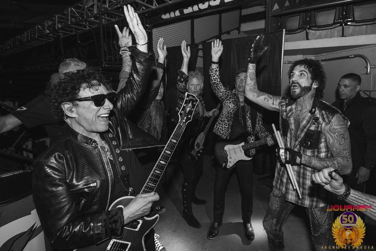 DeenTheDrummer's tweet image. Pre-show black &amp;amp; whites ♠️🤍

#JourneyTour2024 #DeenCastronovo #TeamDeeno @JourneyOfficial 
📷 @ironmikesavoia