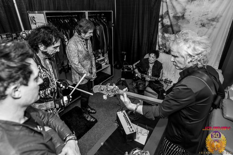 DeenTheDrummer's tweet image. Pre-show black &amp;amp; whites ♠️🤍

#JourneyTour2024 #DeenCastronovo #TeamDeeno @JourneyOfficial 
📷 @ironmikesavoia