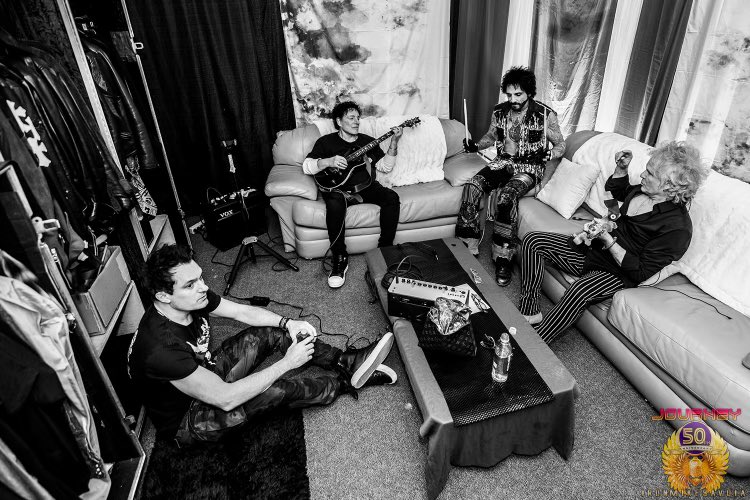 DeenTheDrummer's tweet image. Pre-show black &amp;amp; whites ♠️🤍

#JourneyTour2024 #DeenCastronovo #TeamDeeno @JourneyOfficial 
📷 @ironmikesavoia