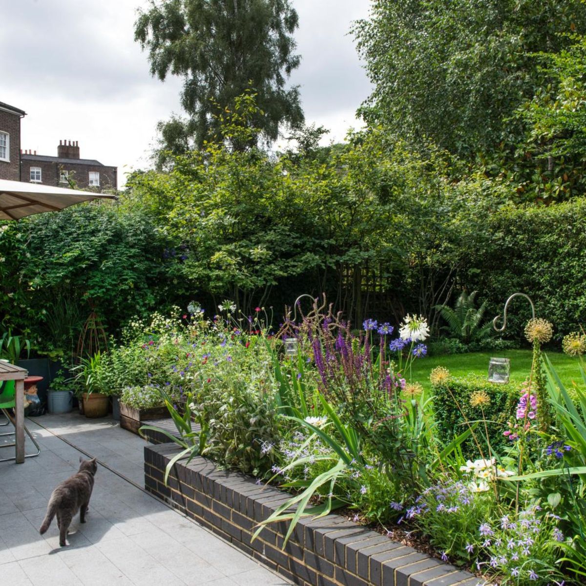Stunning #flower bed ideas that are guaranteed to fill your #garden with blooms  idealhome.co.uk/garden/garden-…  via @IdealHome #horticulture