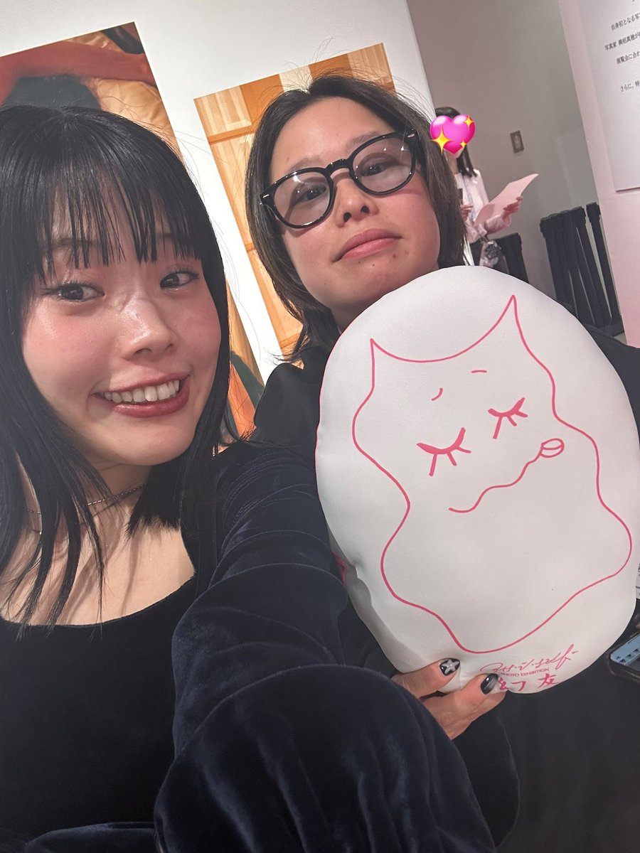 aina_BiSH's tweet photo. 3月29日から4月15日まで。
渋谷PARCO4階
PARCOミュージアムにて
初めての展覧会が始まります。
書き下ろした唄も鳴ります。

10年間まほが撮り続けてくれた
人生初めての写真集が出ます。

今日のレセプションは
だいすきな人達がきてくれて
本当嬉しかったです🥲

"幻友"
よろしくお願いします🌸 https://t.co/qGbQQuHDbS