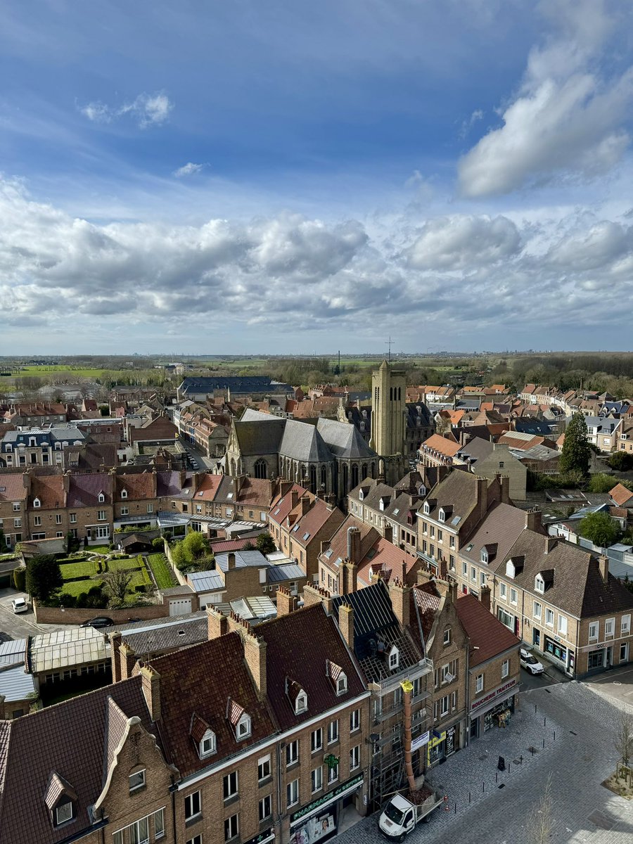 À Bergues pour échanger avec une trentaine de maires du Nord à l’invitation de @christophe_p, avant une visite de la commune en présence de @pltronquoy. Je partage leurs préoccupations sur le statut de l’élu et sur l’avenir du pays. Nous devons plus que jamais être à l’écoute de…