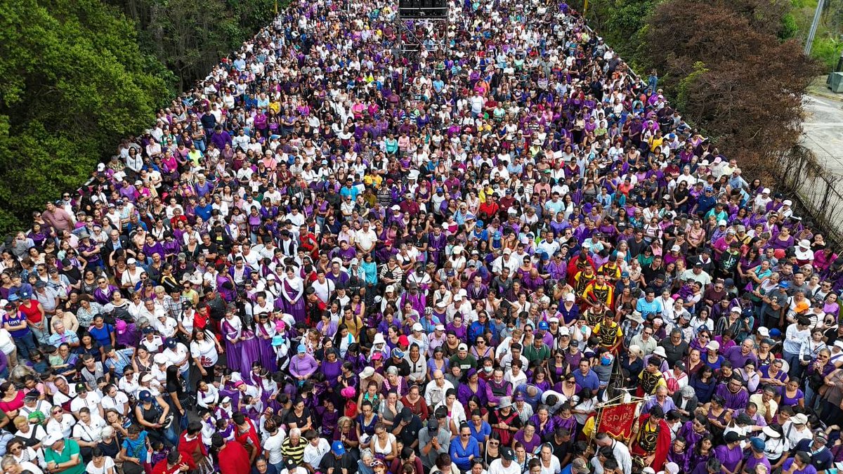 Qué bonito ver al Pueblo en las calles manifestando su fe y devoción a Jesús de Nazaret, es un tiempo de oración y regocijo para alimentar nuestro espíritu y acercarnos cada vez más al Padre Creador. ¡El Pueblo de Venezuela eleva sus plegarias para pedir por la Paz, la salud y el