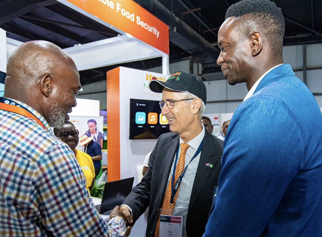 I felt very privileged to open the #Agrofoodfair with Baba @Oolusegun_obj in #Lagos this week. Getting to meet with so many dedicated and passionate farmers and agropreneurs, men and women, is definitely the highlight of my week 
🇳🇱❤️🇳🇬🌱🌾🪴