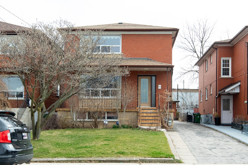 SOLD Over Asking!! 39 North Bonnington Ave 

#CochraneCountry #Toronto #Scarborough 
#remaxhallmark #torontorealestate