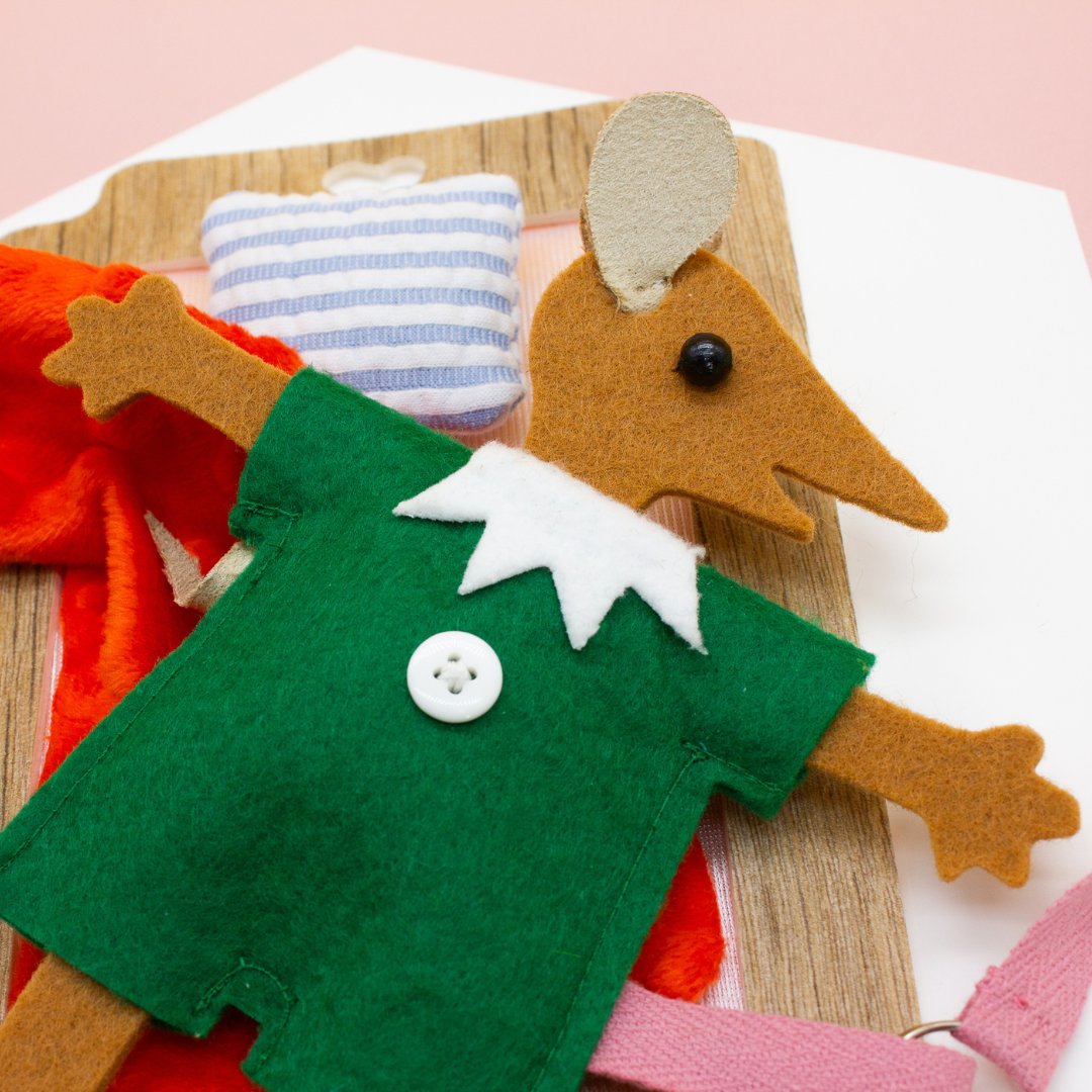 🐭Lala parcourt sa chambre pour retrouver quelque chose qui sent très bon... elle cherche dans son lit, sous son oreiller, elle soulève son tapis... mais qu'est ce qui sent si bon dans la maison de Lala ?
Dans la maison de Lala, disponible sur ldqr.org !