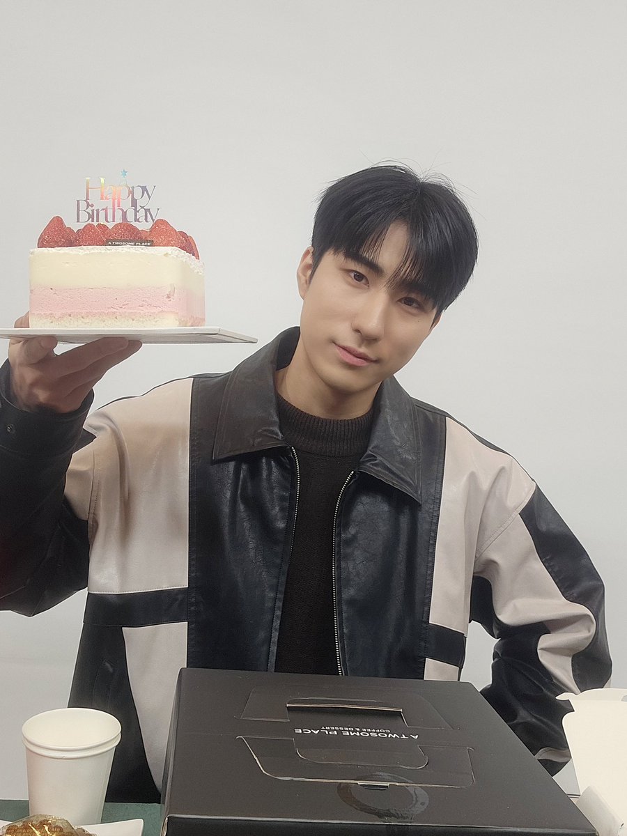 [#하린] 생일 축하해 준 위브들 너무 고마워요~ 생일날 자신도 축하받기에 너무 좋은 날이지만 부모님께 감사드린다는 말도 잊지 말기~😊