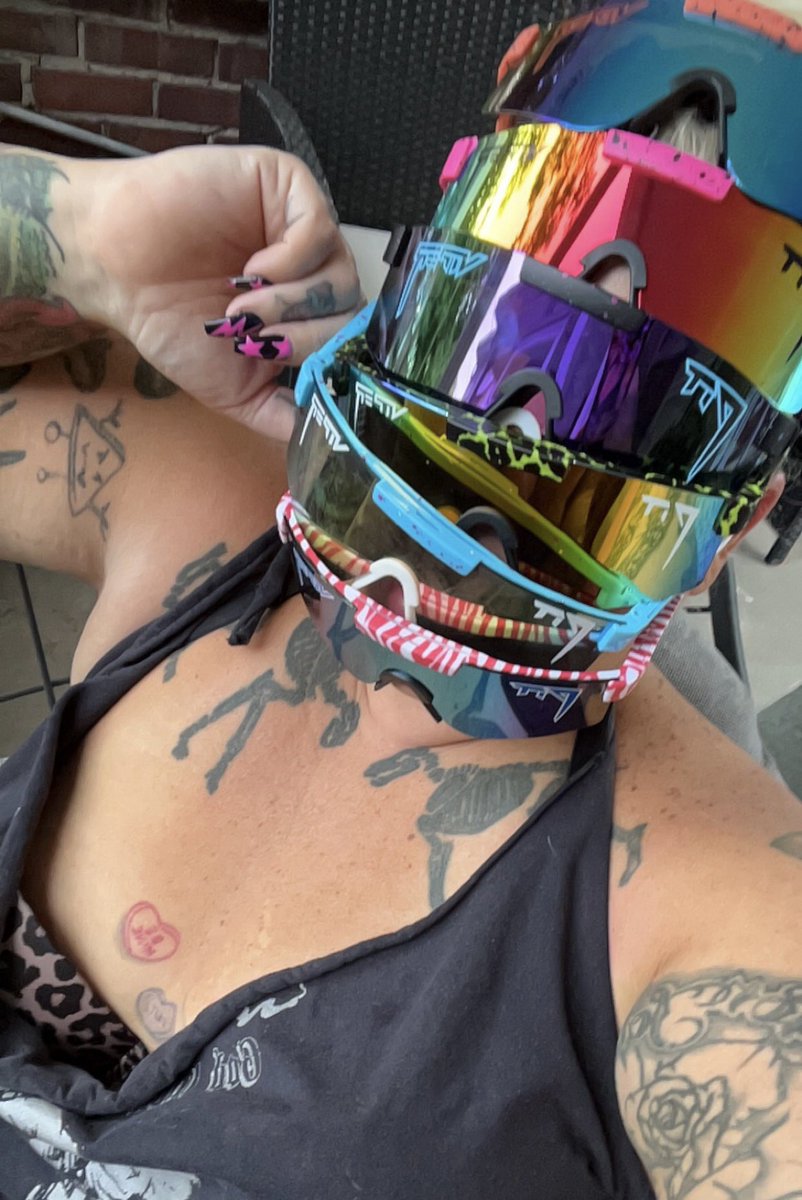 anniethrax's tweet photo. So you’re telling me @PitViperShades  didn’t team up with @AliExpress_EN ?! https://t.co/qOXTNR1oGd