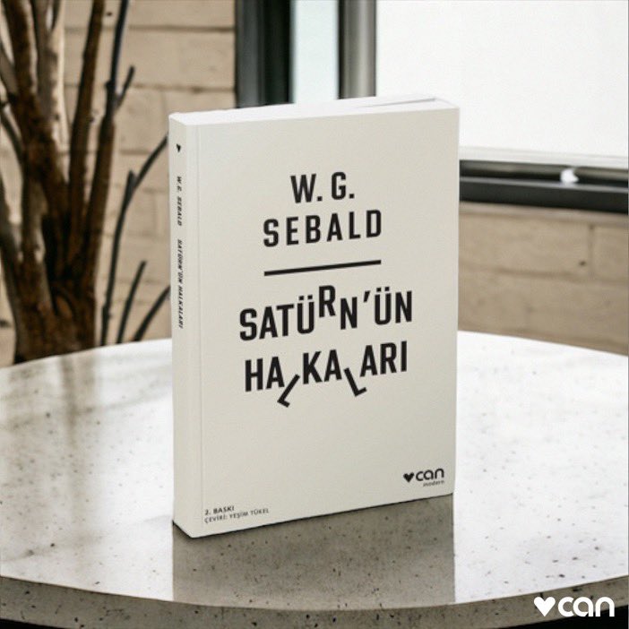 “Sebald bir bağımlılıktır kitaplarına bir kez kapıldınız mı kendinizi ondan ne ayırmak istersiniz ne de ayırabilirsiniz.” -Anthony Lane, The New Yorker Sebald’ın doğanın ve kültürün neden olduğu yıkımların tarihteki izini süren romanı “Satürn’ün Halkaları”na…