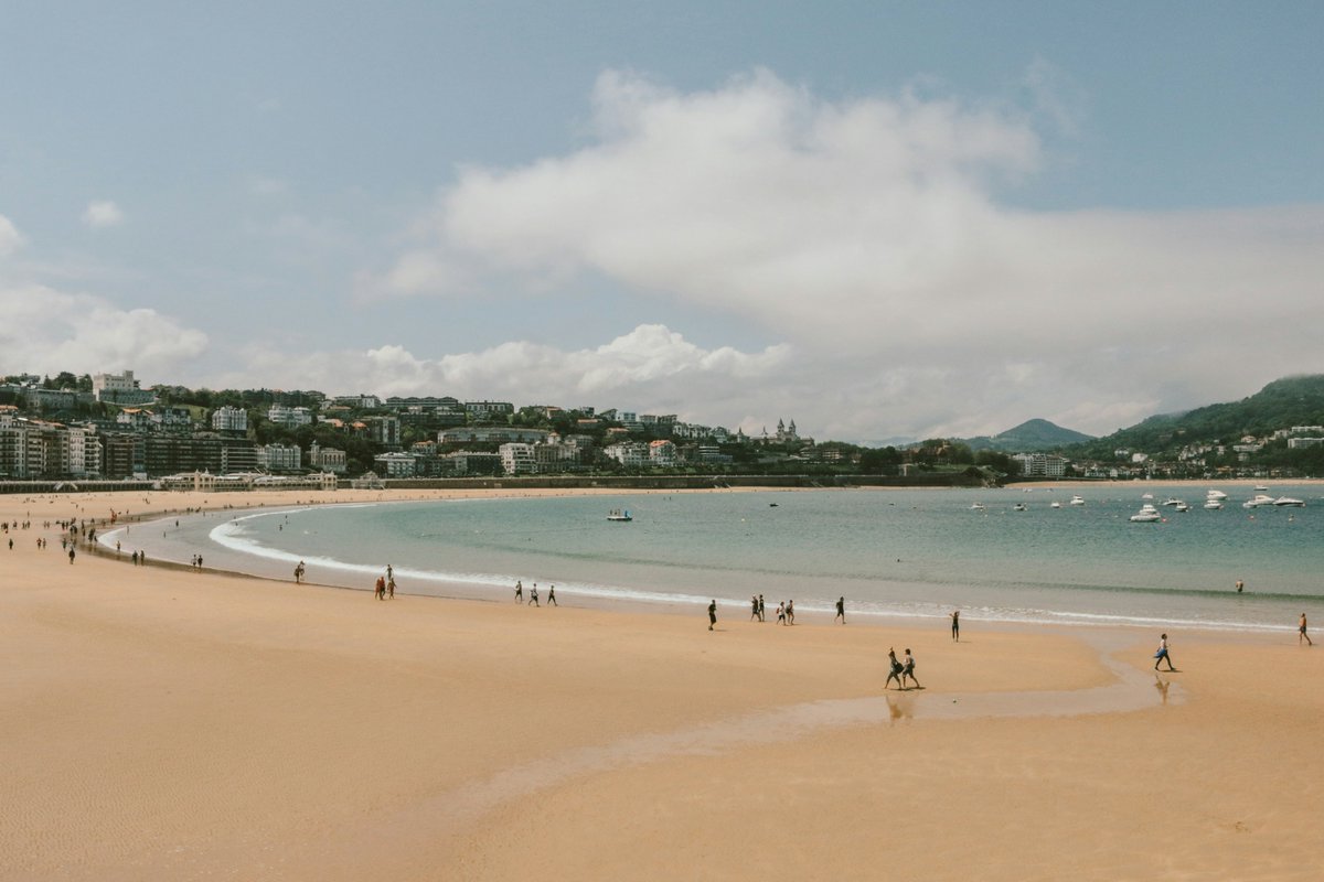 We think San Sebastián should be on everyones bucket list. Picturesque beaches, Michelin-starred cuisine, and rich Basque culture... what's not to love? 😍 There's a reason it had to be a stop on our new short tours of Europe. ⬇ rabbies.com/en/europe-tour…