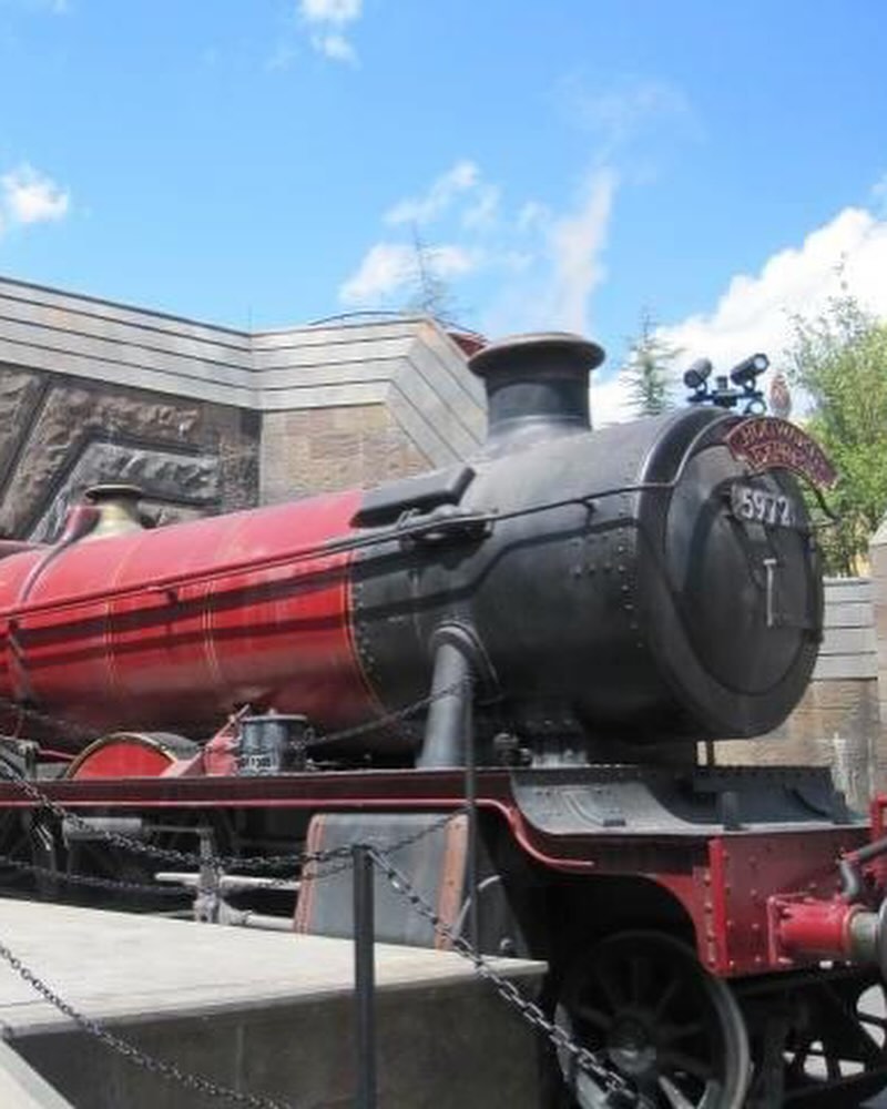 How would you travel to Universal: via Hogwarts Express or flying car? 😉🚂🌎 From iconic rides to immersive experiences like The Wizarding World, there's something for everyone! ✨ #VISITFLORIDA 📸 IG: lovedreamholidays 📍: @UniversalORL, @visitorlando