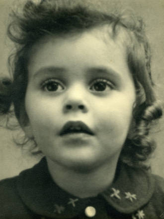 28 March 1939 | Dutch Jewish girl, Yvonne Suskind, was born in Bergen op Zoom. In September 1944 she was imprisoned in #Theresienstadt ghetto and on 23 October 1944 she was deported to #Auschwitz. She was murdered in a gas chamber after arrival selection.