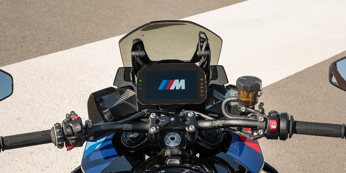 The perfect combination of performance, versatility, and comfort 🔥 Where would you take the all-new #M1000XR? Explore more here: bmw-motorrad.co.uk/en/models/m/m1… #MakeLifeARide #MXR #NeverStopChallenging #BMWMotorrad 🚀