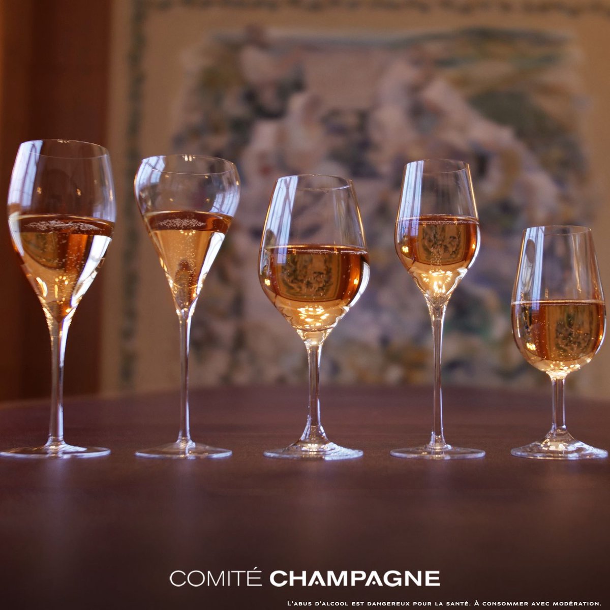 Le verre idéal pour déguster du Champagne doit être haut, ventru et resserré en haut 🥂