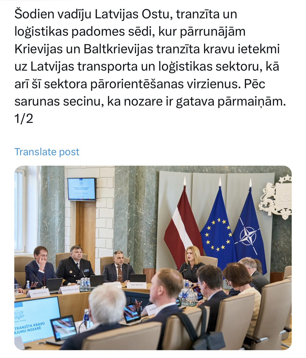 Priecē, ka viens no fotogrāfijā redzamajiem sanāksmes dalībniekiem jau ir gatavs pārorientēties un ir ieradies ar izpletni uz muguras.