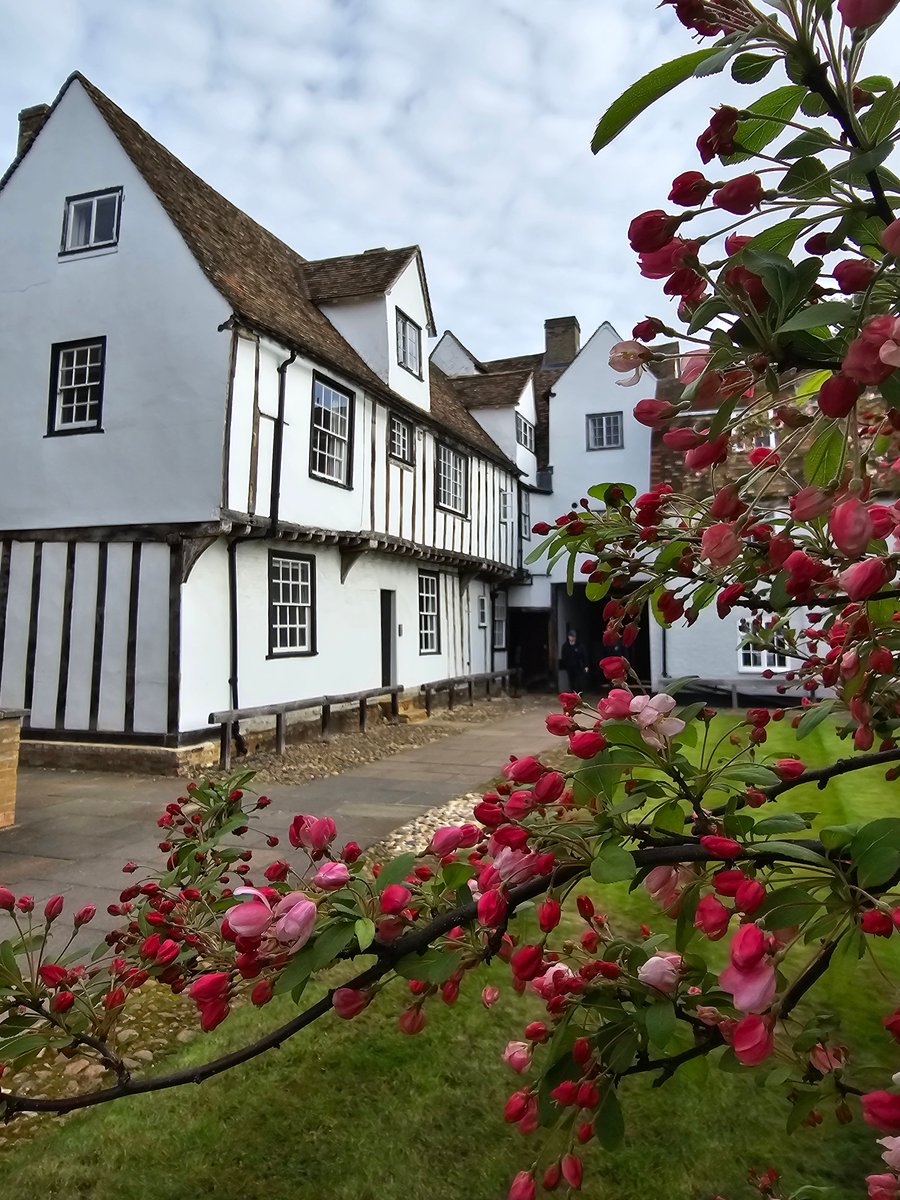 magdalenealumni's tweet image. Wishing the Magdalene community, our friends and followers a wonderful Easter weekend.