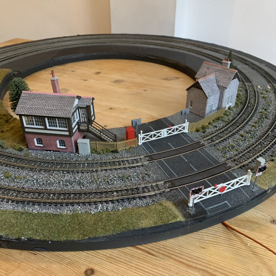PaterPracticus's tweet image. After all the excitement of last weekend&apos;s #TwitterModelTrainShow, it&apos;s back to a bit of modelling for me over the #EasterWeekend. Really want to make a start on the long neglected back half of my layout. I&apos;m thinking some raised relief and perhaps a tunnel. #TMRGUK
