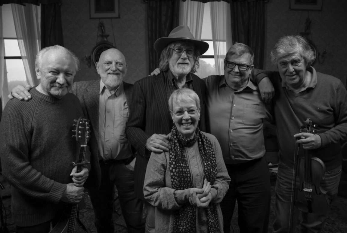 TradTG4's tweet photo. 🎶 An Bothy Band | @TG4TV 
🔔 Domhnach Cásca @ 21.30

Cúpla pictiúr anseo ó scannán An Bothy Band, ag teacht amach an Domhnach beag seo ar TG4. An bhfuil sibh ar bís? 

@NIScreen @_BigMountain #ILBF https://t.co/fT29MMt4kD