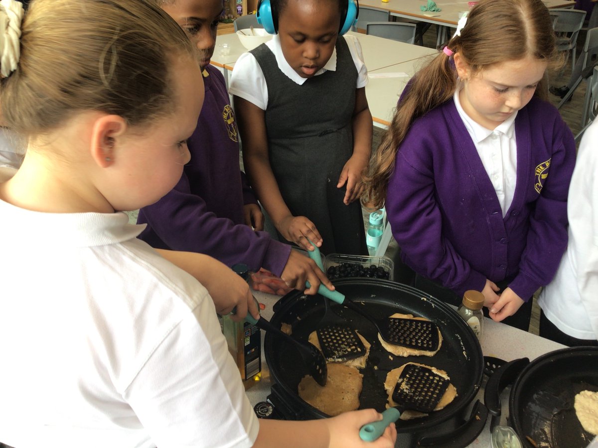 Year 3 loved making pancakes in their last session with SIL! We developed our team working skills to create our mixture and help one another flip our pancakes #BeaconLovesDT