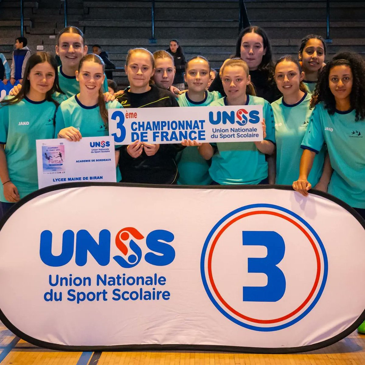 Et voici nos nouvelles championnes nationales : L'équipe du lycée Louis Vincent de Metz 🏆 En deuxième place, nous retrouvons l'équipe du lycée Suger de Saint Denis 🥈 En troisième place, l'équipe du lycée Maine de Biran de Bergerac 🥉 Bravo à toutes ! #FranceUNSS #UNSS #Futsal