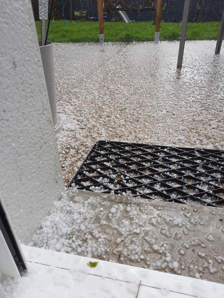 ⛈️🌬️ Passage de nombreuses averses de #grêle en ce jeudi très agité au-dessus de la #Vendée comme ici à Sainte Hermine.

<a href="/lavendeeinfo/">La Vendée Info</a> <a href="/meteofrance/">Météo-France</a> <a href="/GWoznica/">Guillaume Woznica</a> <a href="/Meteovilles/">Guillaume Séchet</a> <a href="/MeteoFrance_O/">Météo-France Ouest</a> <a href="/lachainemeteo/">La Chaîne Météo</a> <a href="/meteo_cperson/">Christophe Person</a> <a href="/KeraunosObs/">Keraunos</a>