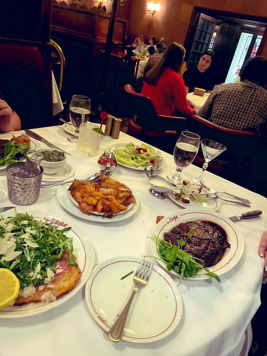 So lovely to meet Fern over dinner at <a href="/MussoFrankGrill/">MussoandFrankGrill</a> and extra special to sit in the Frank Sinatra booth!!@CHAMPIONCASTING 🇺🇸