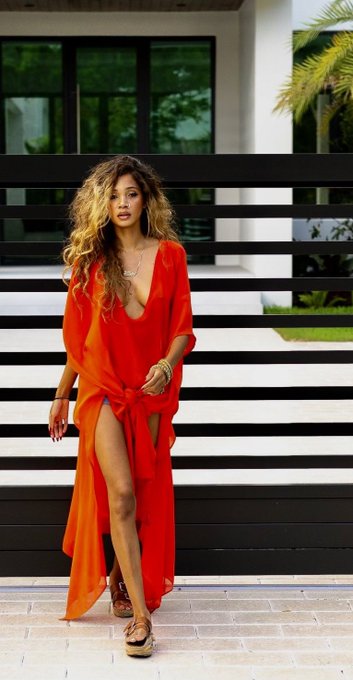 A woman. https://t.co/npihUnK9r3