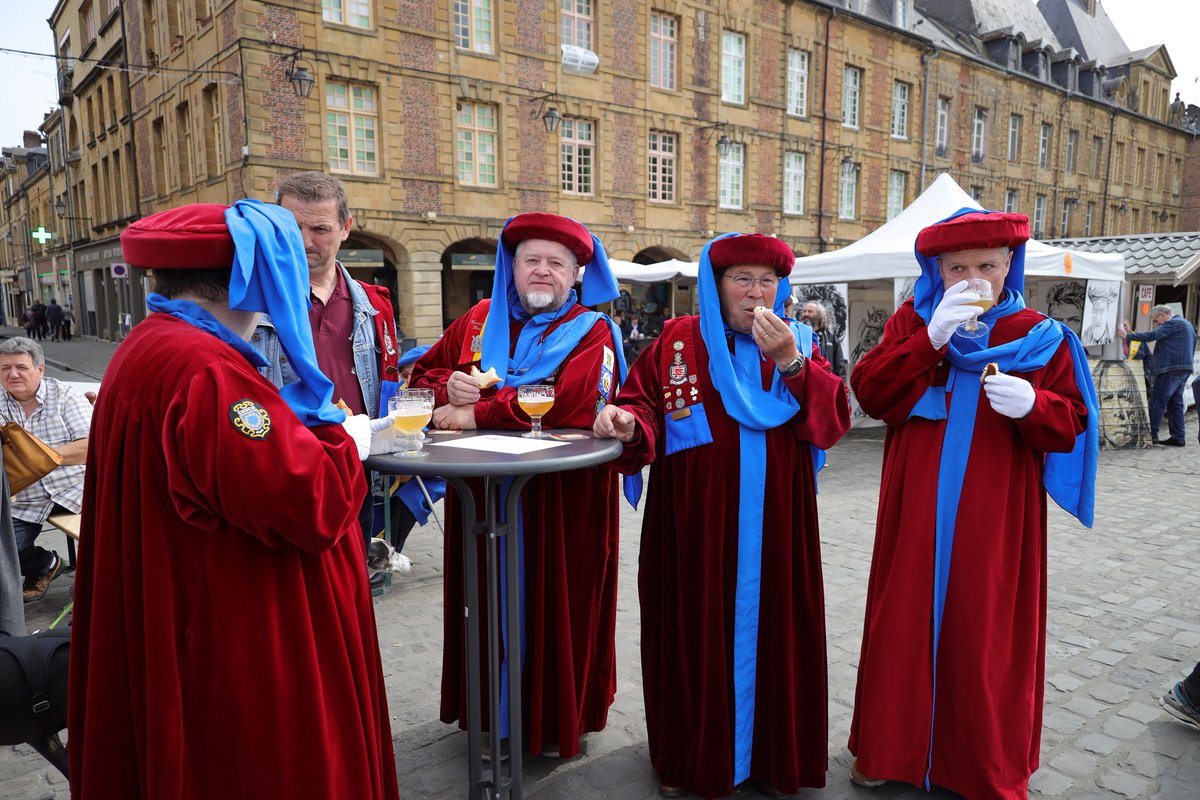 FConfreries08's tweet photo. 🔴 Elle peut-être bleue, blanche, rouge, dorée ou encore verte... 📣 La Jurade Princière de Chimay sera de retour les 4 et 5 mai prochains à Charleville-Mézières. Le Festival des Confréries gomme les frontières ! 🤩 #FDCA20a #festival #confreries #ardenne #transfrontalier https://t.co/vNcvYg1Xt2