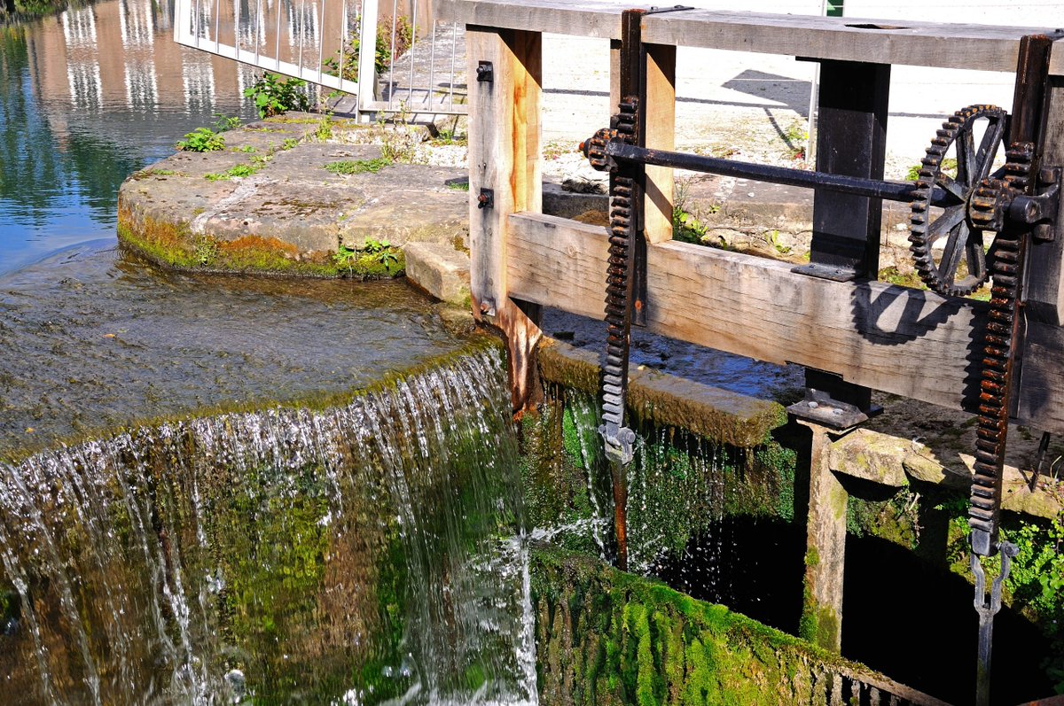 The @MidsNetZeroHub works with partners to support projects from feasibility and development through to investment readiness and delivery, and is supporting the feasibility study for a hydro scheme for @CromfordMills in Derbyshire. 🚩 Find out more: bit.ly/4auZ8ey