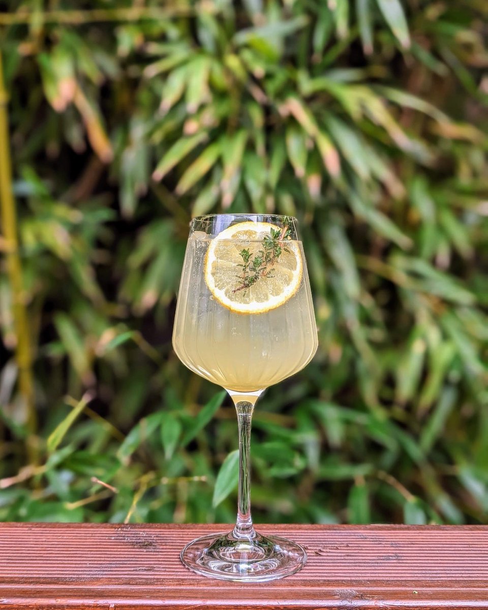 Ignore the weather forecast.. this Bank Holiday Weekend we’re sipping into Spring with our new Spritz Menu! 🍹😎 Transport yourself to the sunny shores of Italy with an Allora Limone Spritz 🍋 #bankholiday #longweekend #easter #spritz #cocktails #beergarden @YoungsPubs