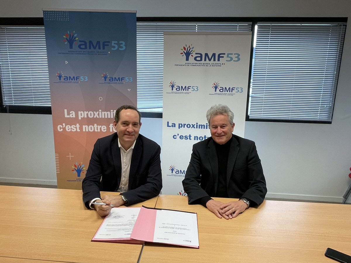 AMF_53's tweet photo. 👉Merci à @danielpinaPDL Directeur du développement territorial d’@EDF_PdL pour le renouvellement de la convention de partenariat pour 2024 ➡️ l’occasion d’échanger sur le Décret #Tertiaire et le pilotage intelligent des #bâtiments pour réduire l’empreinte carbone @EDFofficiel https://t.co/UOVFrqfGD4