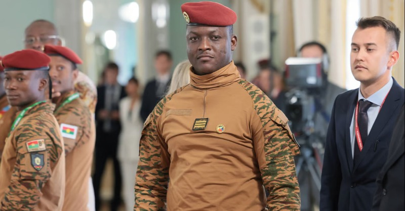 jeune_afrique's tweet photo. Figure messianique pour ses partisans, autocrate paranoïaque pour ses détracteurs, le jeune capitaine et président autoproclamé demeure un mystère. Protégé par ses alliés russes et convaincu d’être investi d’une mission, il a mis son pays sous cloche. Portrait.