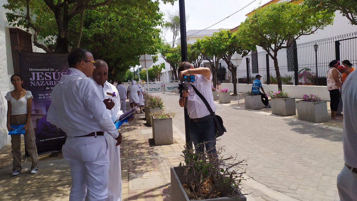 Leda_Rodriguez's tweet photo. @TELEREVISTA_HOY  Plaza Alfonso López @Valledupar_Col lleve el libro Hermandad Jesús Nazareno más de 300 años de fé y tradición, periodista @ivanochoac se mantiene el fervor de generación en generación,niños  felices acompañando a sus padres en  Semana Santa https://t.co/4Dh9DQmQL3