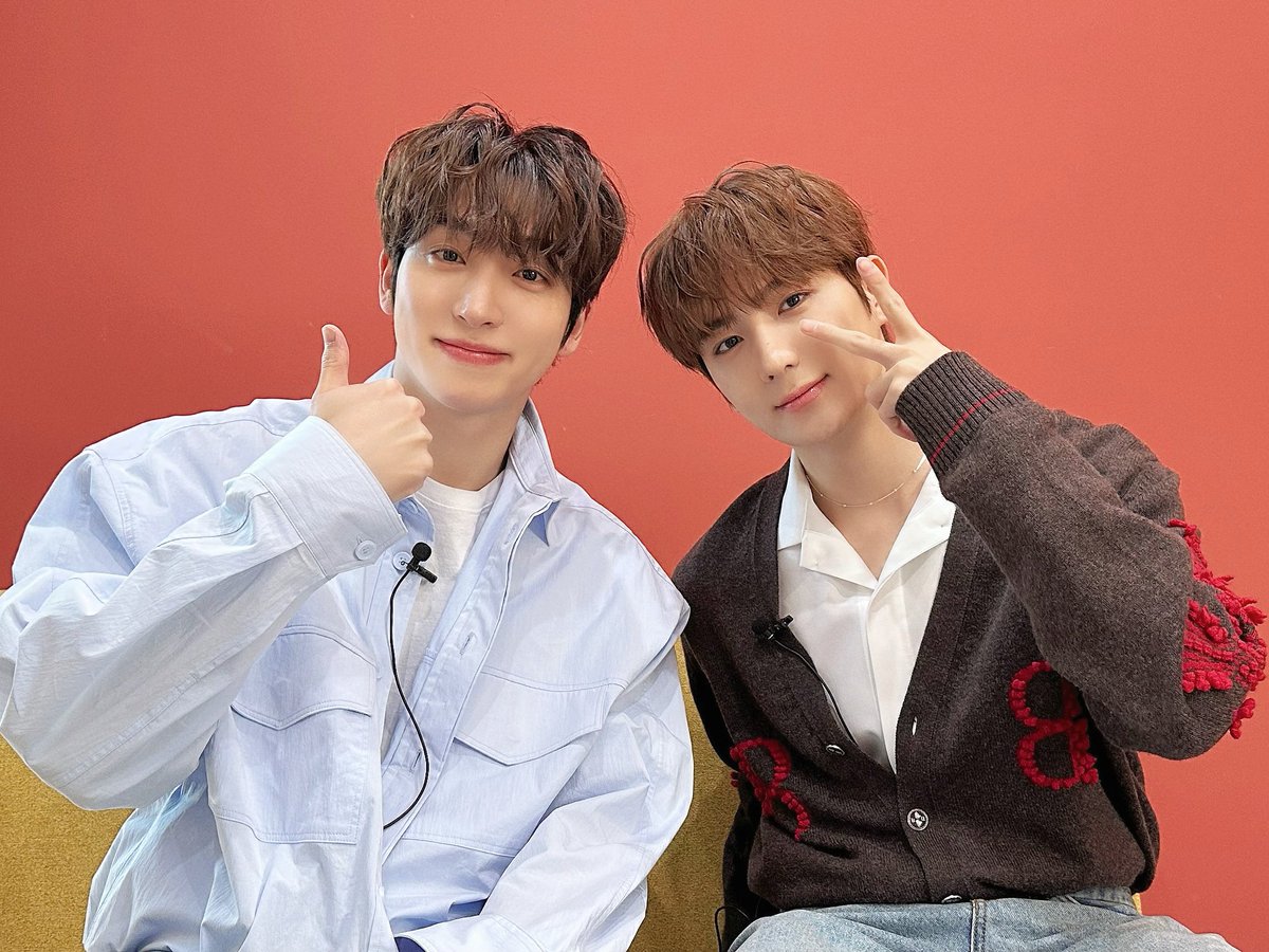 IST_THEBOYZ's tweet photo. [📸] 더보이즈 상연&amp;현재 동민엄마당 완료✨ 잘생겼는데 묘하게 이상한 인간 상연&amp;인간 현재에 대해서 알아본 시간🤓 ㄴ이형제와 함께하는 더비의 하루는 So sweet like Nectarㄱ

#THEBOYZ #더보이즈 #PHANTASY #Love_Letter #Nectar https://t.co/YjttBKHeMQ