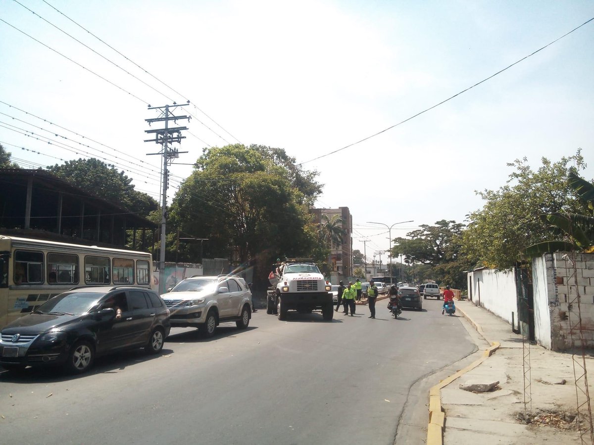 #ElLimónMCY

Vía: Page Facebook Yo Soy De El Limón
Nuevamente trancado el paso hasta nuestra Ocumare de la Costa a las 10:30 am de hoy jueves santo, por la afluencia de vehículos y para prevenir cualquier percance en la vía

#ellimon #ellimonmcy #maracay #emergencia #ellimón