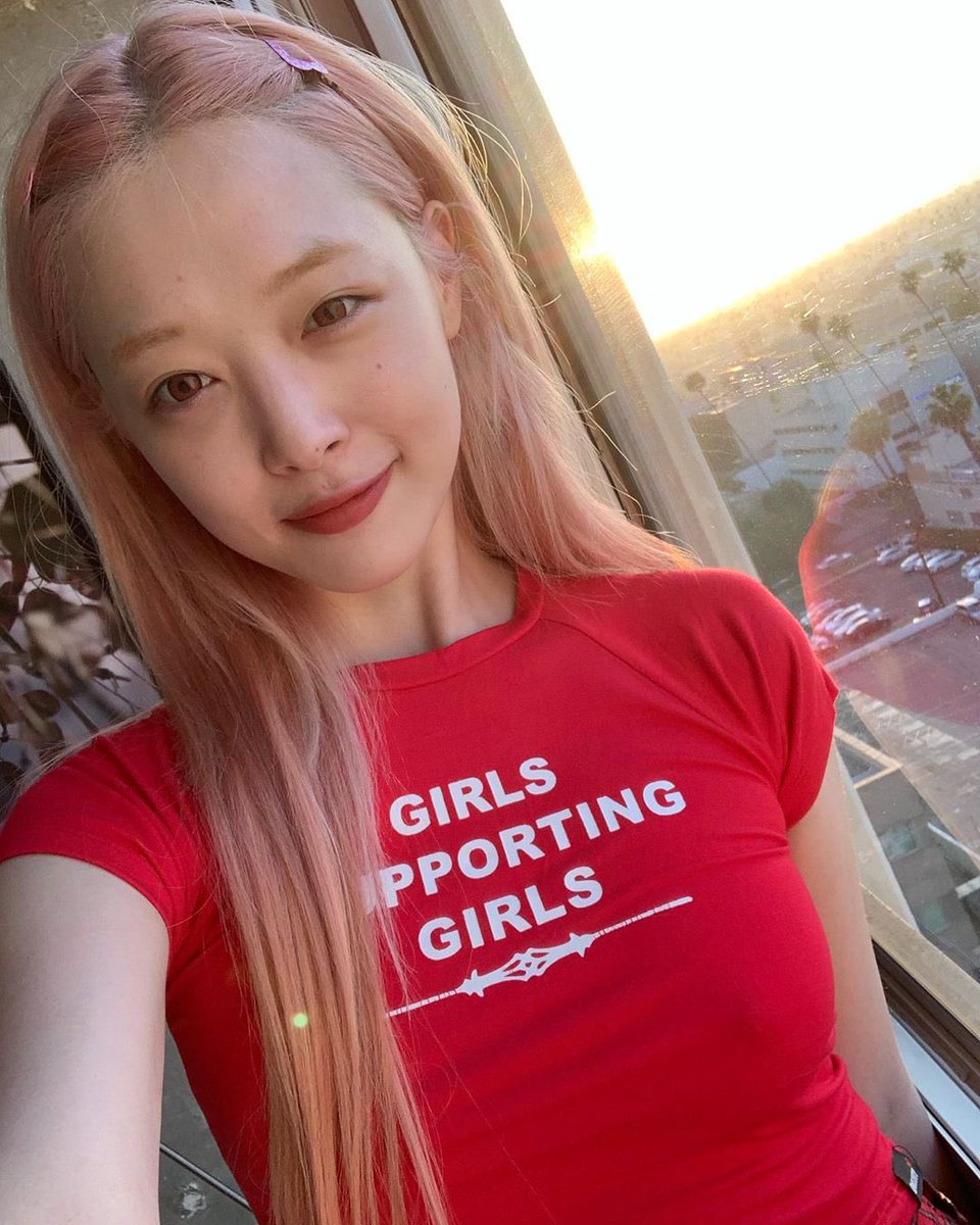 BlueAndLilac05's tweet photo. Espero tu alma esté teniendo la paz que tanto quisiste. Se libre por siempre mi niña bonita💜

#AlwaysWithSULLI https://t.co/Rh0DreORis
