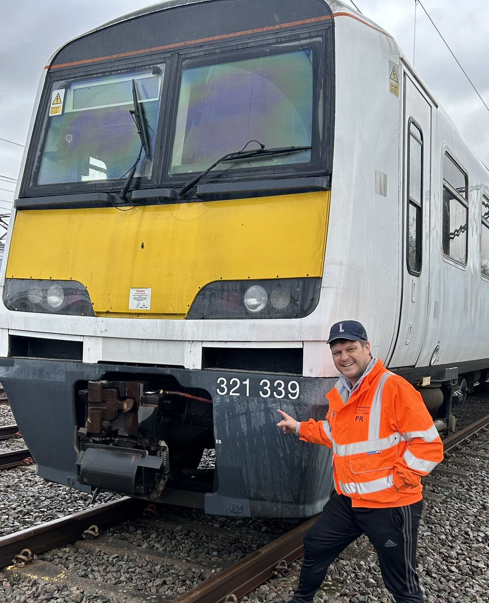 RailVaramis's tweet image. BREAKING NEWS (🥁agaaiiinn!)

Varamis Rail has just received its 8th (yes, 8th!! 😀😀😀) #Class321 train into its #ExpressRail fleet; No.321339 collected earlier today from Wolverton! #GetOnBoard 

🏴󠁧󠁢󠁥󠁮󠁧󠁿 to 🏴󠁧󠁢󠁳󠁣󠁴󠁿 in under 4hrs, twice a night!! 

Get in touch at logistics@varamis.co.uk