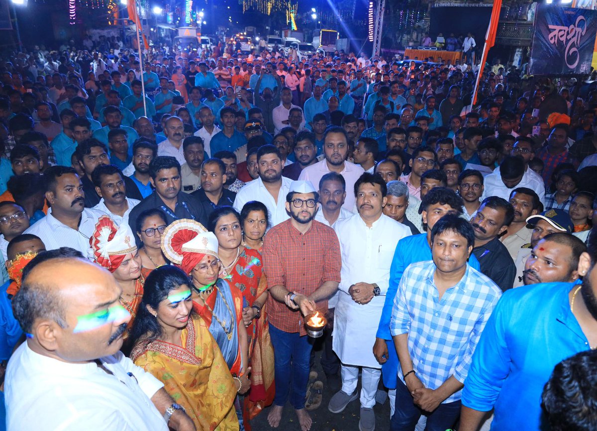 AUThackeray's tweet photo. शिवरायांचे आठवावे रूप| 
शिवरायांचा आठवावा प्रताप ||

शिवजयंतीनिमित्त घाटकोपर पश्चिम विधानसभा समन्वयक संजय भालेराव व माजी नगरसेविका अर्चना भालेराव ह्यांच्या शिवस्मारक समितीतर्फे छत्रपती शिवाजी महाराज चौक येथे आयोजित केलेल्या ‘शिवआरती’ कार्यक्रमाला हजेरी लावली. शिवरायांना मानाचा मुजरा करुन आरतीमध्ये सहभागी झालो. ह्यावेळी ईशान्य मुंबई लोकसभा समन्वयक संजय पाटील व विभाग प्रमुख सुरेश पाटील उपस्थित होते.