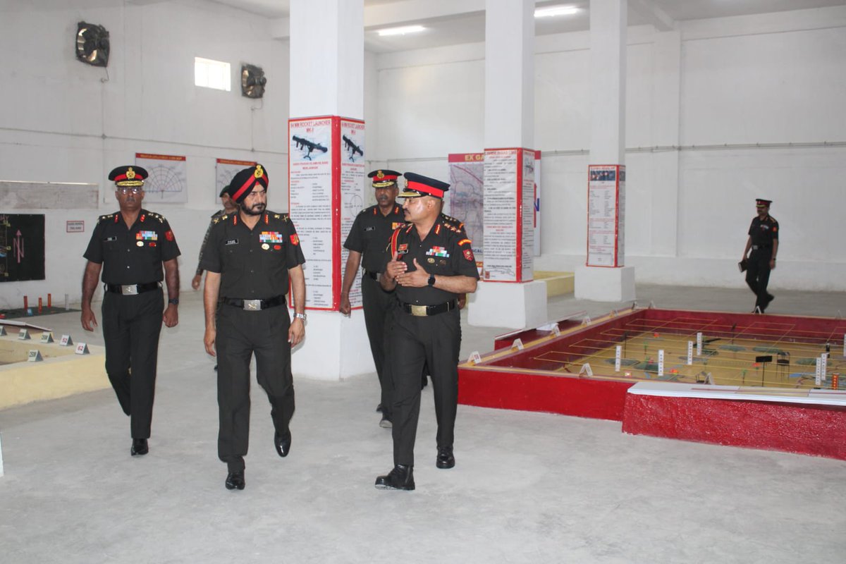 Lt Gen HS Kahlon, GOC MG&G Area visited Army Establishments in Nagpur & Kamptee from 25-28 Mar 24. On his visit to HQ UM&G Sub Area on 26 Mar 24, he was briefed by Maj Gen SK Vidyarthi, GOC, about preparations of the Sub Area towards its role during War & Peace. @IaSouthern