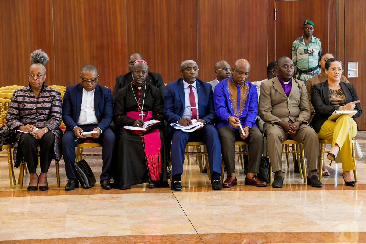 Le Chef de l'État, le Général Brice Clotaire @oliguinguema, a rencontré les membres du bureau du dialogue national dirigé par Monseigneur Jean Patrick Iba Ba, Archevêque de Libreville, afin de réexaminer les missions de chaque partie. Le Président a souligné l'importance de