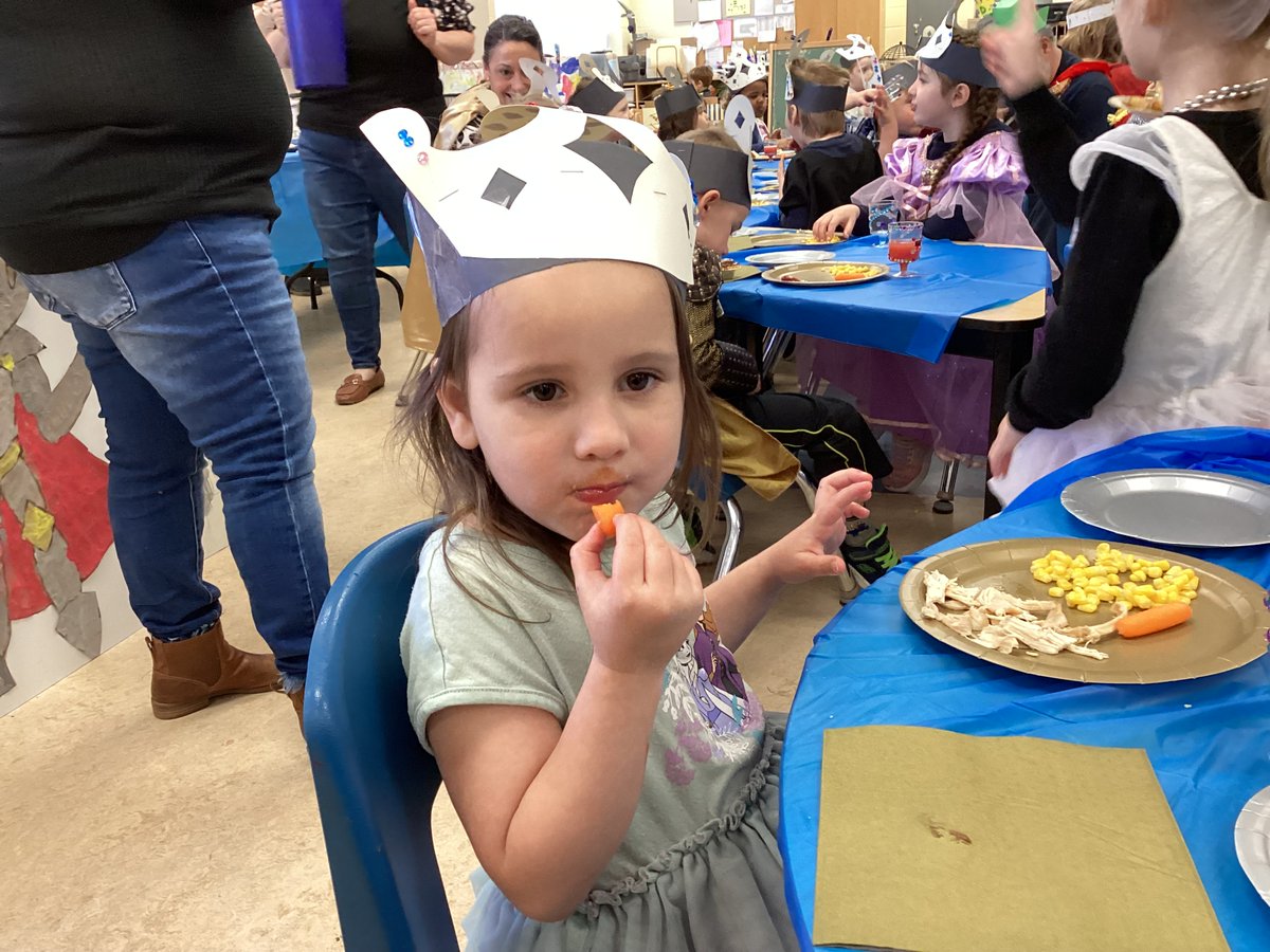 EastMersea4596's tweet photo. Look at this Feast! There is even musical accompaniment! Part 1/2. @gecdsbpro https://t.co/Gl39tgsZfq