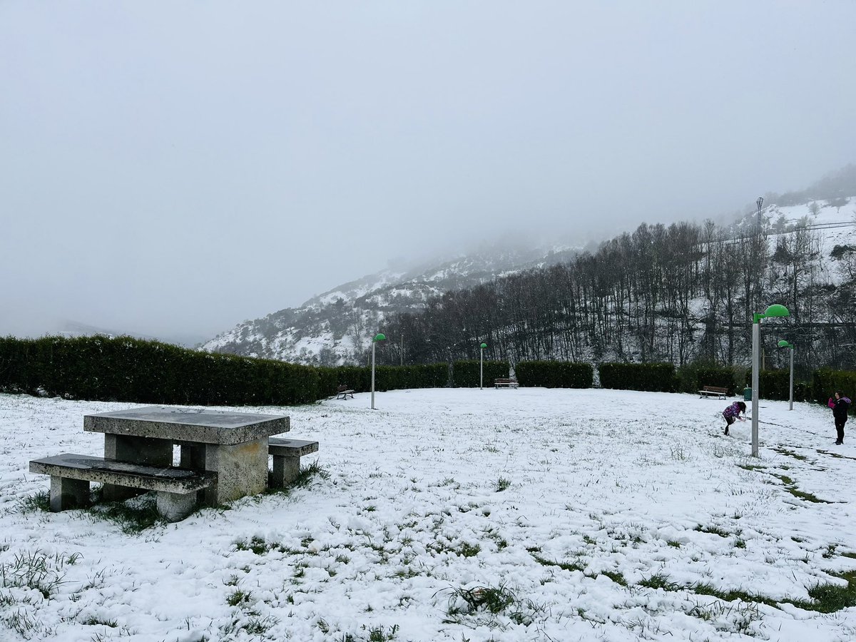 A las puertas de abril y con este paisaje.

En Pedrafita do Cebreiro, límite entre Galicia y Castilla y León.

☃️😍