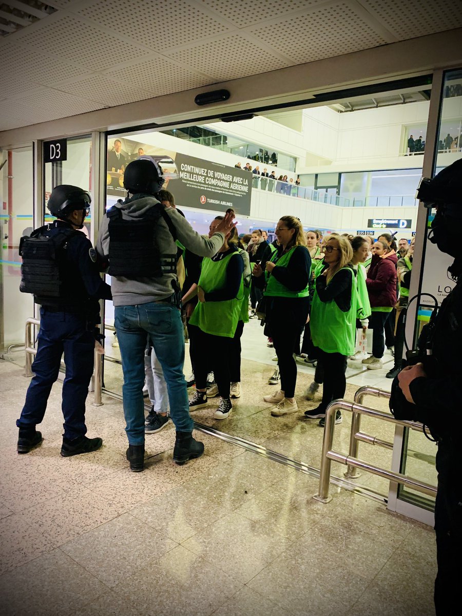 Retour en images sur l’exercice Attentat organisé hier soir. 300 personnes mobilisées pour s'exercer à la gestion de crise et à la coordination interservices. @PoliceNationale @prefet06 @sdis_06 @SecCivileFrance , @PMdeNice @Gendarmerie_006 et les équipes @AeroportNice