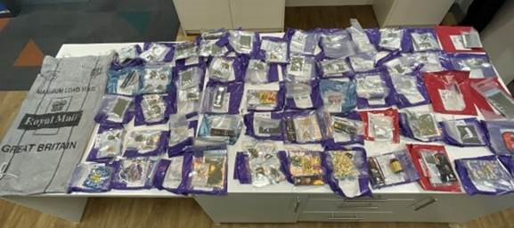 7 arrested, £1 million worth of drugs and £10,000 cash seized after raids in #westlondon following an investigation into a group selling cannabis online to people across the country. Read more: mynewsdesk.com/uk/metpoliceuk…