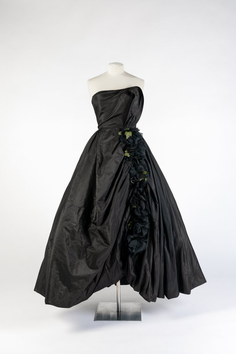 Friday Treat Time and a stunning black silk taffeta evening dress by #CristóbalBalenciaga for all those enjoying the new Disney+ series on this legendary couturier. Dating to c.1950, it showcases his exquisite craftsmanship with its draped bodice and revolutionary balloon hem