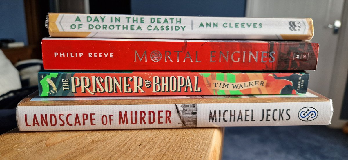 Easter break entertainment courtesy of @MichaelJecks, @BooksTales and @AnnCleeves 😊