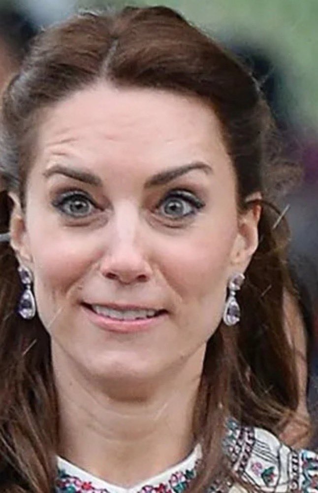 cmerry's tweet photo. Can’t wait to see #KateMiddleton at #easterservice @RoyalFamily #Easterwalk she’s been vigorously shopping walking speedily from a helicopter riding in cars w mum & #PrinceWilliam filming videos doing photoshop she seems ready for her big #Easter appearance right @KensingtonRoyal https://t.co/bc5vQMauPm
